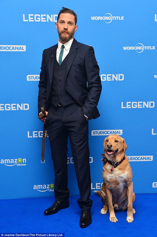 Tom Hardy chụp ảnh c&ugrave;ng ch&oacute; cưng