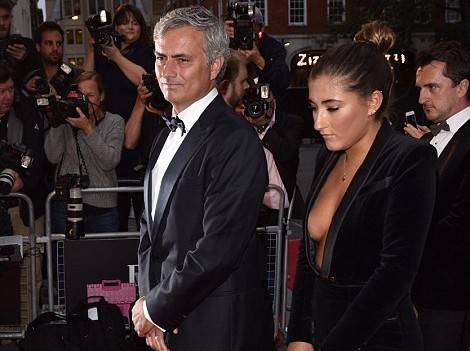 Con gái Mourinho "thả rông" vòng 1 đi dự lễ cùng bố