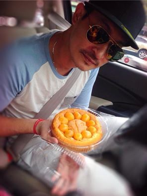 Huy Khánh đi giao bánh