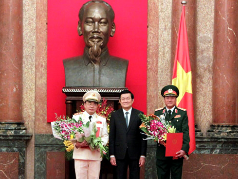 Chủ tịch nước Trương Tấn Sang trao quyết định thăng h&agrave;m từ trung tướng l&ecirc;n thượng tướng cho 2 &ocirc;ng Phương Minh H&ograve;a (phải) v&agrave; B&ugrave;i Quang Bền (tr&aacute;i) - Ảnh: QĐND