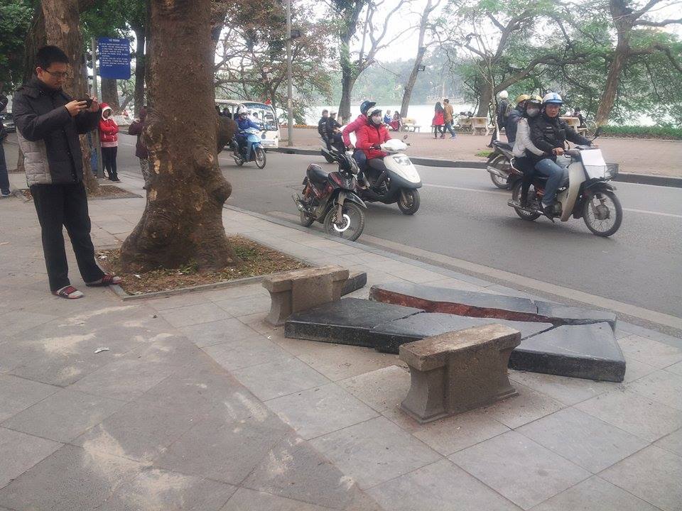 Một bạn trẻ đang ghi lại hình ảnh chiếc ghế hàng trăm tuổi bị vỡ
