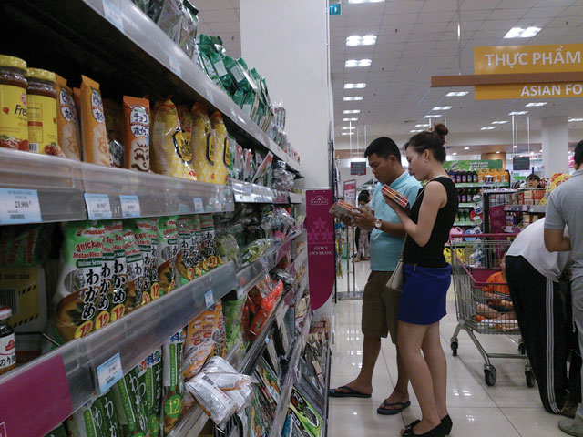 Người ti&ecirc;u d&ugrave;ng đang chọn mua h&agrave;ng ngoại