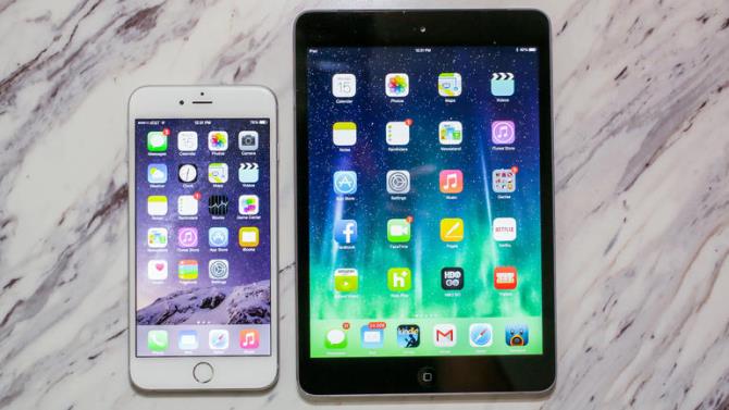 Trong bối cảnh các dòng Android đầu bảng đều đã có tính năng sạc nhanh, người dùng iPhone chỉ biết cách học theo bằng cách cắm iPad vào iPhone. Liệu điều này có gây hại cho chiếc smartphone đắt tiền nhưng cũng rất mỏng manh của bạn không?