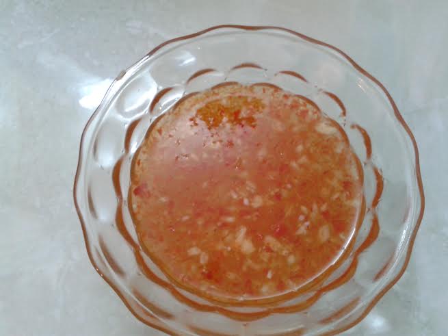 Nước mắm ăn với b&aacute;nh &iacute;t trần phải l&agrave; nước mắm  chua ngọt, pha hơi lạt một ch&uacute;t