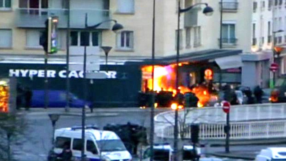 Ch&aacute;y nổ ở tiệm tạp h&oacute;a tại Paris, nơi xảy ra vụ bắt con tin, h&ocirc;m 9-1. Ảnh: Daily Mail