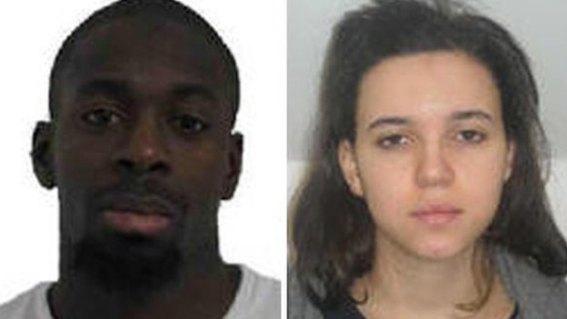Amedy Coulibaly (tr&aacute;i) v&agrave; bạn g&aacute;i Hayat Boumeddiene. Ảnh: BBC