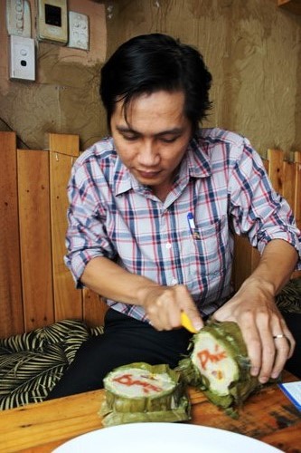 Một đ&ograve;n b&aacute;nh t&eacute;t c&oacute; nhiều chữ n&ecirc;n khi cắt b&aacute;nh phải hết sức cẩn thận
