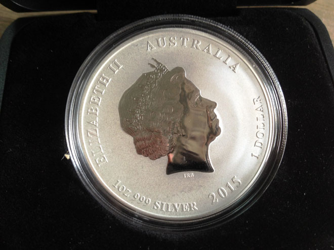 Mặt sau in nữ ho&agrave;ng Elizabeth II mệnh gi&aacute; ảo 1 Dollar nhưng chỉ c&oacute; gi&aacute; trị kỷ niệm