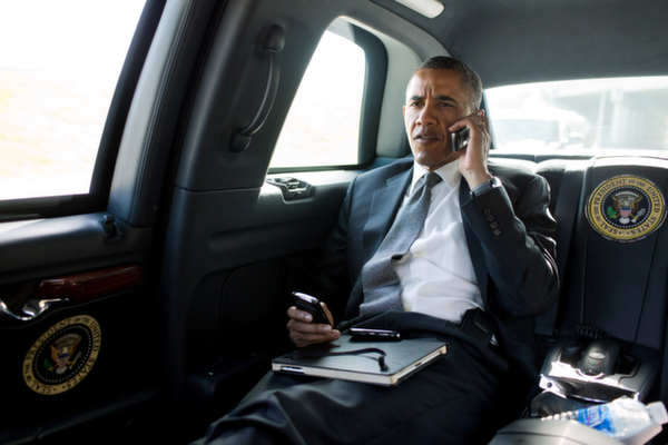 Tổng thống Mỹ Barack Obama ngồi trong chiếc Cadillac One. Ảnh: India Times