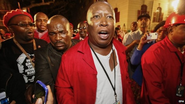 ...th&igrave; bị &ocirc;ng Julius Malema ngắt lời v&agrave; chất vấn. Ảnh: EPA