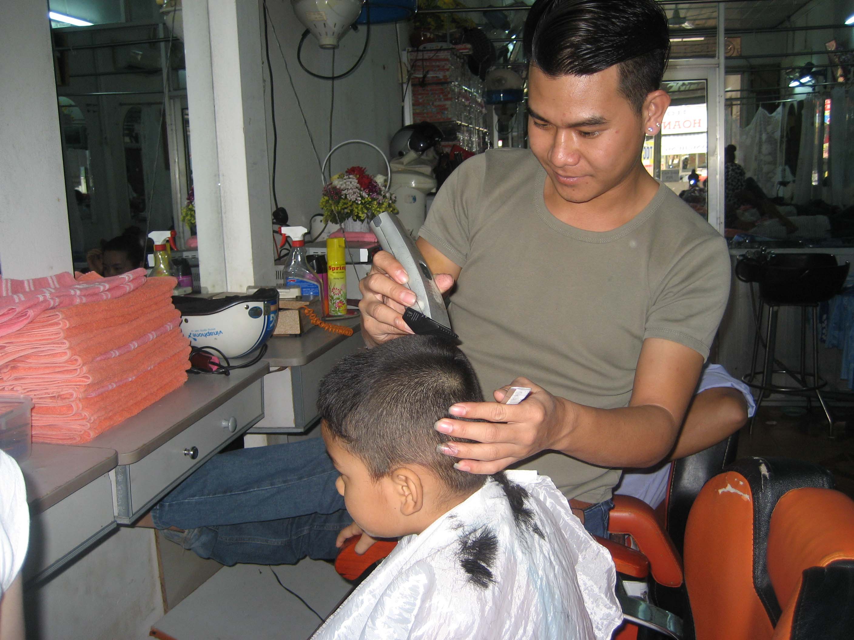 Kh&ocirc;ng chỉ người lớn, trẻ con cũng t&uacute;t lại đầu t&oacute;c để đi ch&uacute;c Tết &ocirc;ng b&agrave;