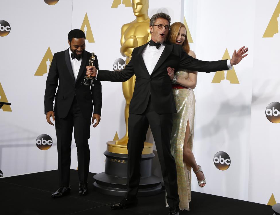 Đạo diễn Pawel Pawlikowski giữ trong tay tượng v&agrave;ng Oscar hạng mục Phim nước ngo&agrave;i xuất sắc nhất Ida tạo d&aacute;ng chụp ảnh c&ugrave;ng Chiwetel Ejiofor v&agrave; Nicole Kidman 