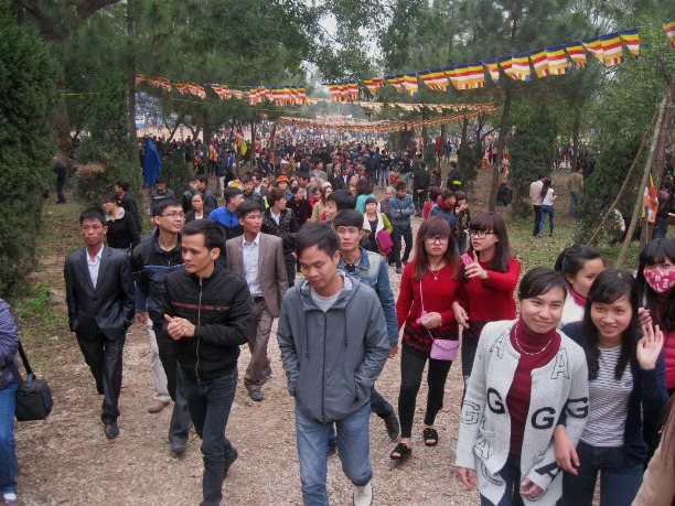 Các con đường l&ecirc;n núi H&ocirc;̀ng V&acirc;n (n&uacute;i Lim), trung t&acirc;m l&ecirc;̃ h&ocirc;̣i, ch&acirc;̣t kín người