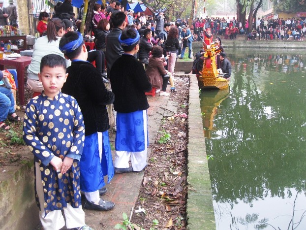 Kh&aacute; đ&ocirc;ng du khách đ&ecirc;́n thưởng thức những làn đi&ecirc;̣u quan họ nặng nghĩa tình, những c&acirc;u hát trao duy&ecirc;n thắm tình n&ocirc;̉i ti&ecirc;́ng vùng qu&ecirc; hương Kinh Bắc