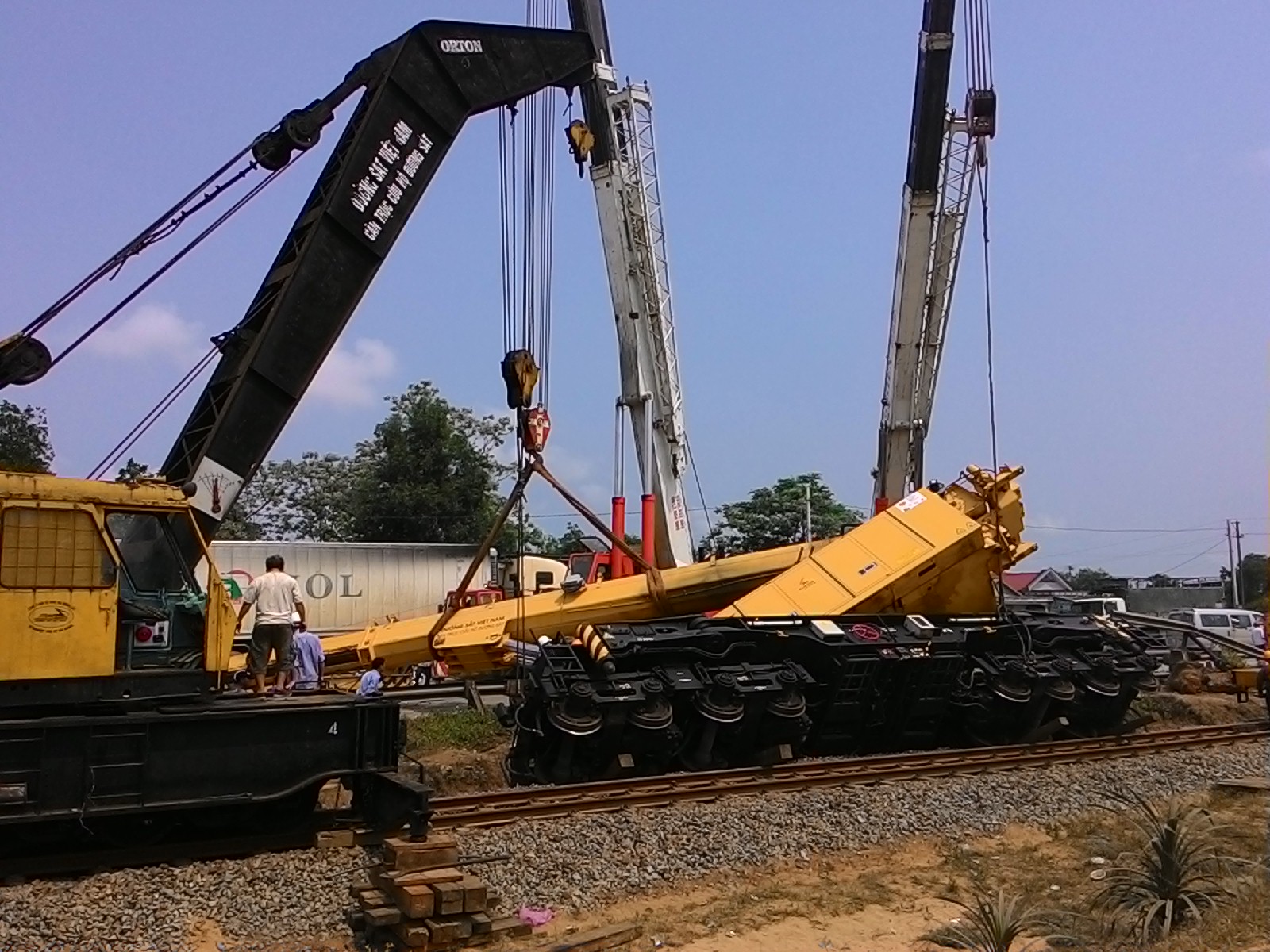 chiếc trục cẩu cứu hộ của ng&agrave;nh đường sắt đang &ldquo;nằm vạ&rdquo; tại hiện trường