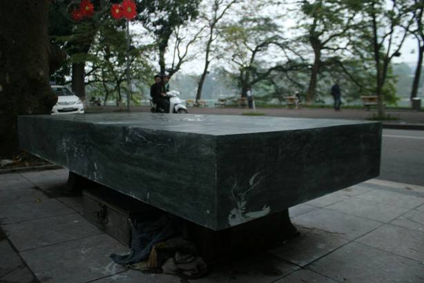 Phiến đá mới được đặt lên chân của chiếc ghế cũ, vẫn còn trong thời gian tiếp tục hoàn thiện một số chi tiết