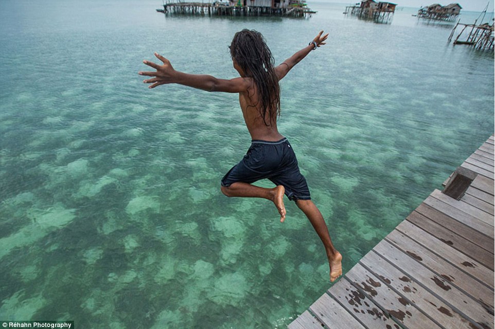Trẻ em Bajau rất vô tư và thân thiện. Còn cha mẹ chúng cực kỳ hiếu khách. Ảnh: Daily Mail