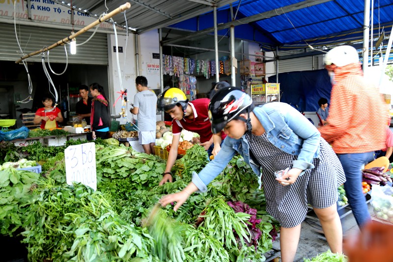10 ng&agrave;n đồng 3 b&oacute; rau. Những ki ốt dưới ch&acirc;n khu chung cư b&aacute;n gi&aacute; kh&aacute; phải chăng