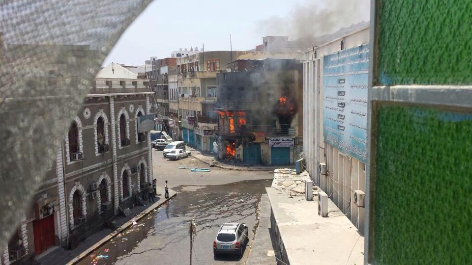 Kh&oacute;i lửa bao tr&ugrave;m Yemen khiến cuộc sống người d&acirc;n đảo lộn. Ảnh: Twitter