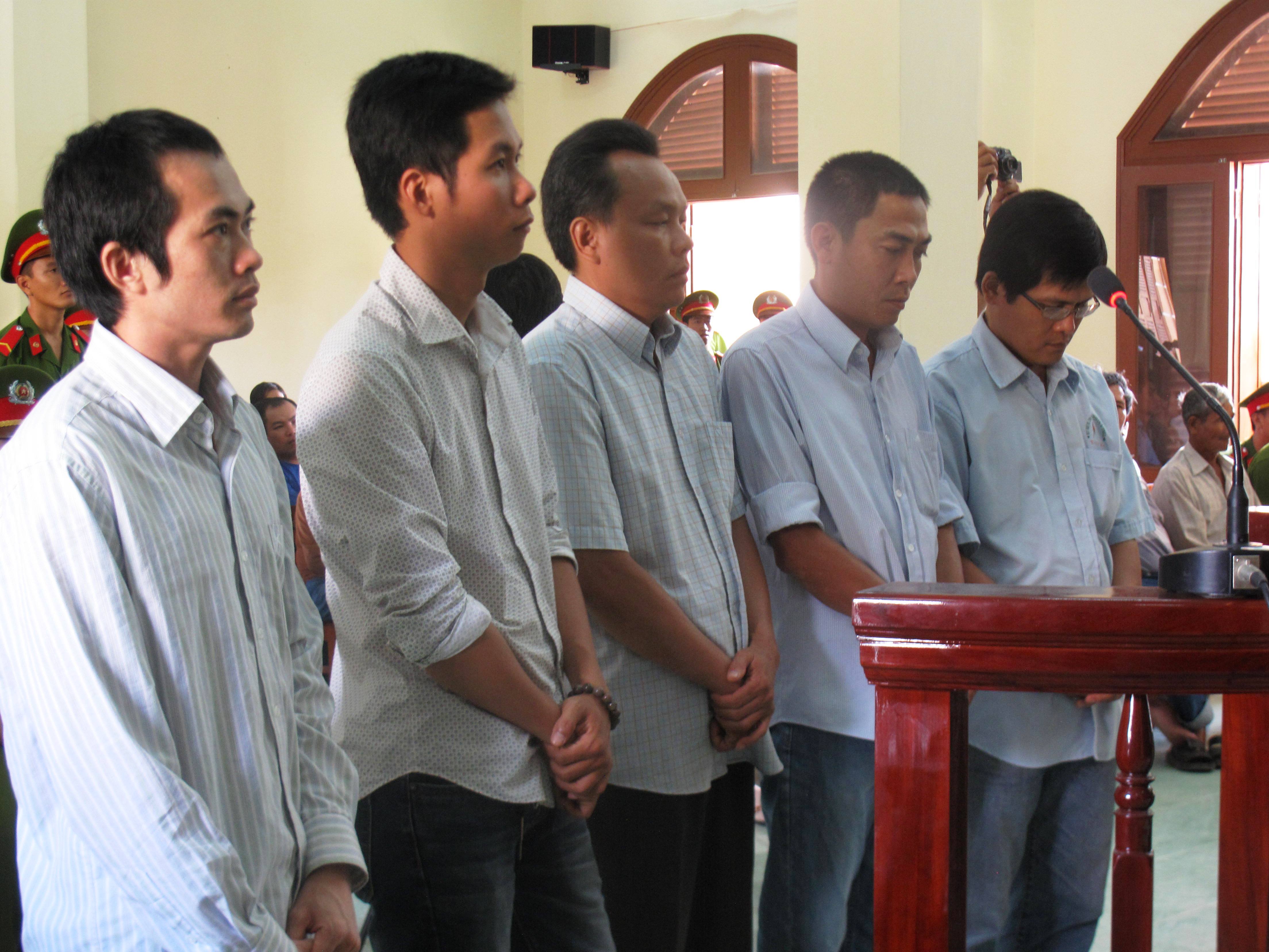5 bị c&aacute;o Th&agrave;nh, Huy, Quyền, Mẫn, Quang (từ tr&aacute;i sang) tại phi&ecirc;n t&ograve;a ph&uacute;c thẩm 9-7-2014