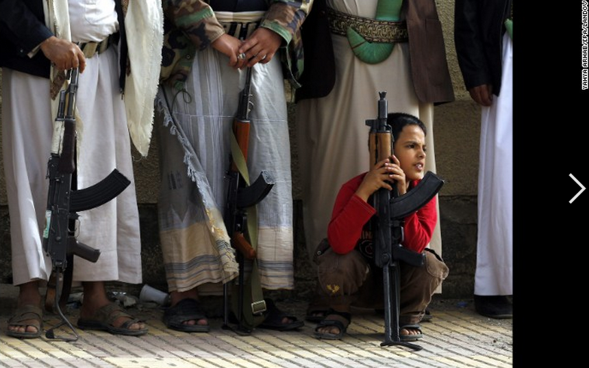Trẻ em cũng phải cầm s&uacute;ng ở thủ đ&ocirc; Sanaa - Yemen để chống lại phiến qu&acirc;n Houthi. Ảnh: EPA