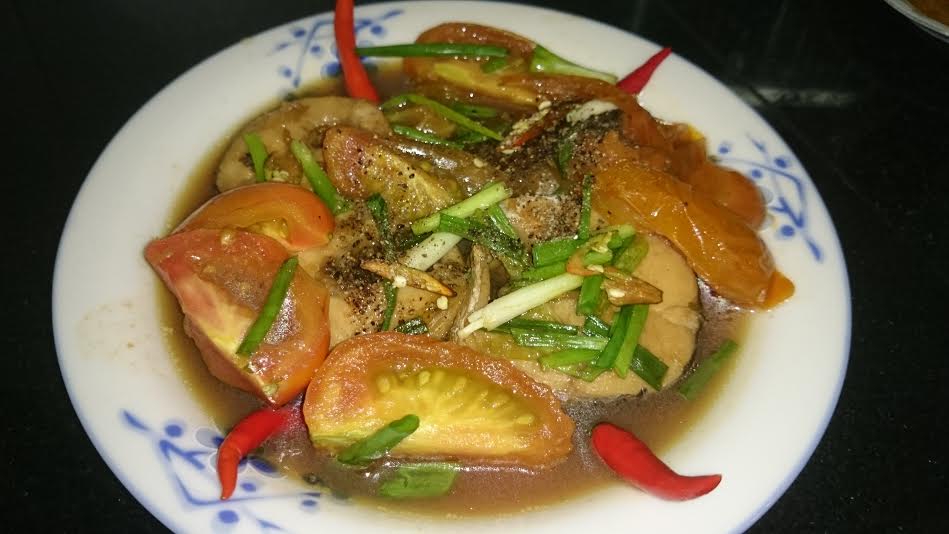 Cá lóc kho lạt nên khá nhiều nước. Cà dầm ra chan nước này ăn với cơm là hết sẩy