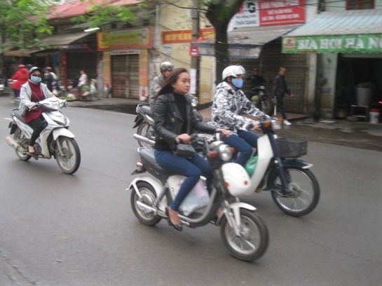 Đi&ecirc;̀u khi&ecirc;̉n xe đạp đi&ecirc;̣n kh&ocirc;ng đ&ocirc;̣i mũ bảo hi&ecirc;̉m