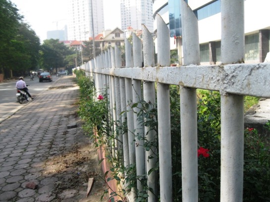 Hàng rào sắt đã bị rỉ sét ngăn cản người lạ vào trong khu&ocirc;n vi&ecirc;n b&ecirc;̣nh vi&ecirc;̣n