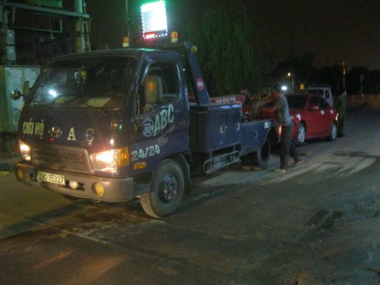 Xe cứu h&ocirc;̣ đang đưa xe &ocirc; t&ocirc; 4 ch&ocirc;̃ đi khỏi hi&ecirc;̣n trường