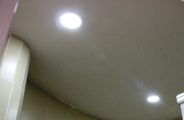 Mặc d&ugrave; trời s&aacute;ng, c&aacute;c b&oacute;ng đ&egrave;n b&ecirc;n trong trong t&igrave;nh trạng bật