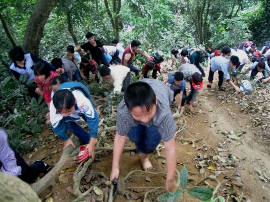 Do nóng lòng mu&ocirc;́n được l&ecirc;n sớm n&ecirc;n nhi&ecirc;̀u du khách li&ecirc;̀u mình trèo l&ecirc;n các vách núi nghi&ecirc;ng khoảng 30 đ&ocirc;̣ trơn trượt r&acirc;́t nguy hi&ecirc;̉m