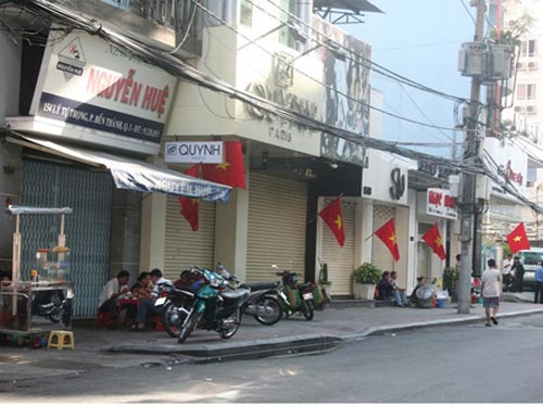 Người ta đi chơi hết, còn ai đâu mà mua với bán?