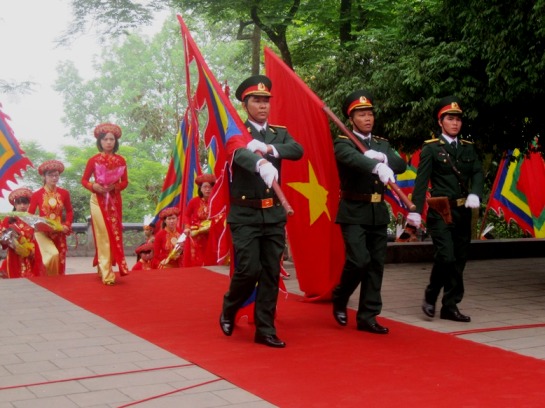 Đi đầu l&agrave; đo&agrave;n ti&ecirc;u binh dẫn đầu đo&agrave;n mang vòng hoa có chữ  &ldquo;Đời đời nhớ ơn c&aacute;c Vua H&ugrave;ng đ&atilde; c&oacute; c&ocirc;ng dựng nước&rdquo; v&agrave; hai chiến sỹ bồng s&uacute;ng uy nghi&ecirc;m th&aacute;p t&ugrave;ng
