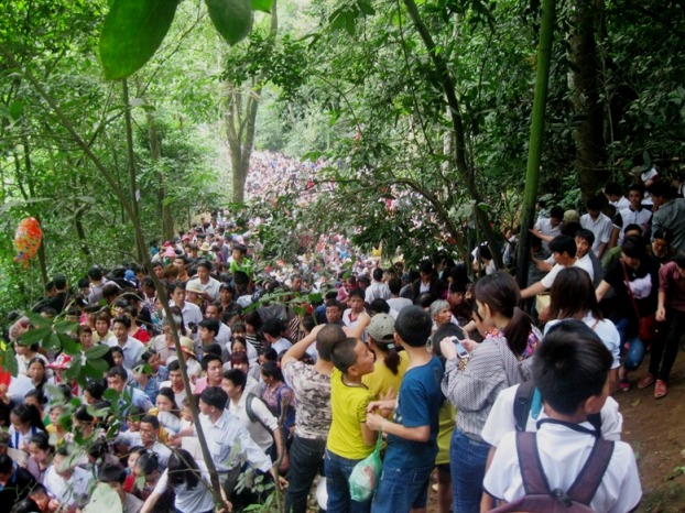 Người d&acirc;n đ&ocirc;̉ l&ecirc;n đường d&acirc;̃n tới các đ&ecirc;̀n tr&ecirc;n núi Nghĩa Lĩnh