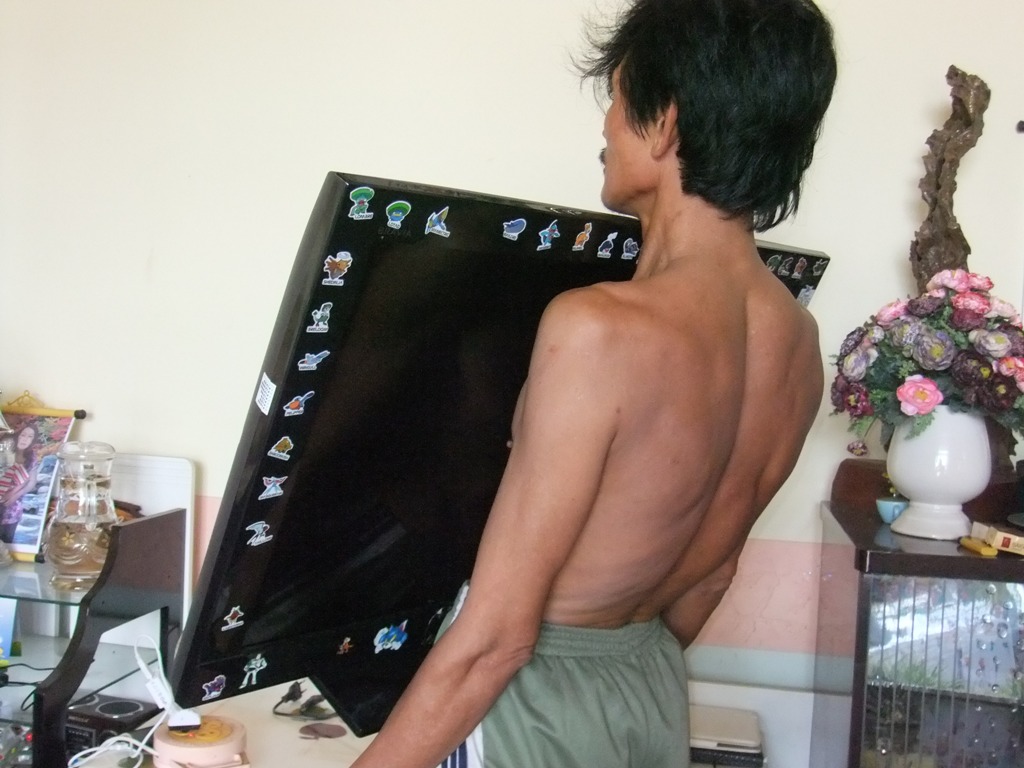 Dao, ti vi v&agrave; cả khung tranh cũng đều d&iacute;nh chặt v&agrave;o th&acirc;n thể anh Khải.
