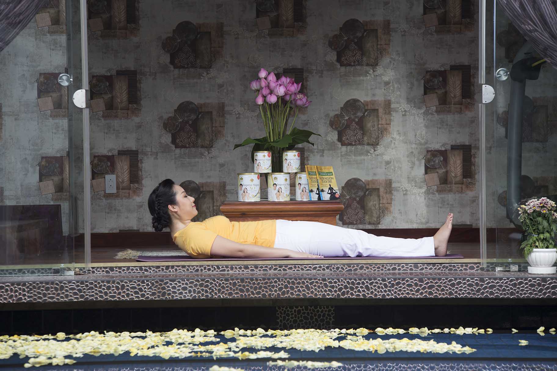 Rút cằm vô sát ngực