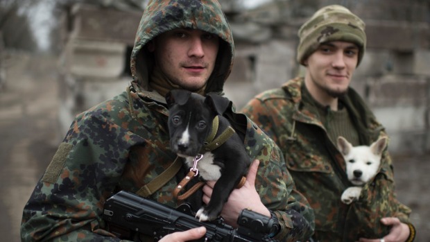 Qu&acirc;n nh&acirc;n Ukraine ở TP Mariupol. Ảnh: AP