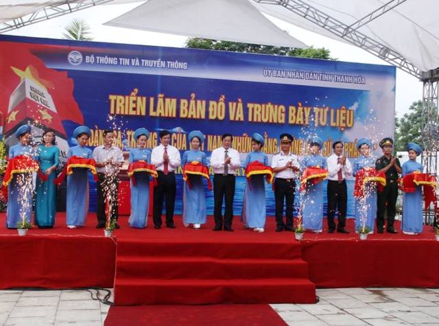 L&atilde;nh đạo Bộ Th&ocirc;ng tin v&agrave; Truyền th&ocirc;ng, l&atilde;nh đạo UBND tỉnh Thanh H&oacute;a cắt băng khai trương triển l&atilde;m trưng b&agrave;y hiện vật qu&yacute; về Ho&agrave;ng Sa, Trường Sa tại Thanh H&oacute;a