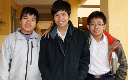 Ba trong số những thành viên lớp 6 giải đề thi đại học năm nào. Ảnh: VietNamNet.