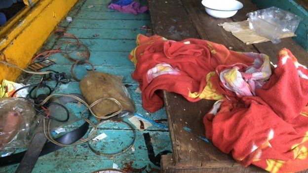 Con thuyền hết sức dơ bẩn v&agrave; l&uacute;c nh&uacute;c c&ocirc;n tr&ugrave;ng. Ảnh: BBC