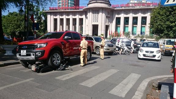 Vụ tai nạn xảy ra ngay đ&ocirc;́i di&ecirc;̣n trụ sở Ng&acirc;n hàng Nhà nước (Hà N&ocirc;̣i)