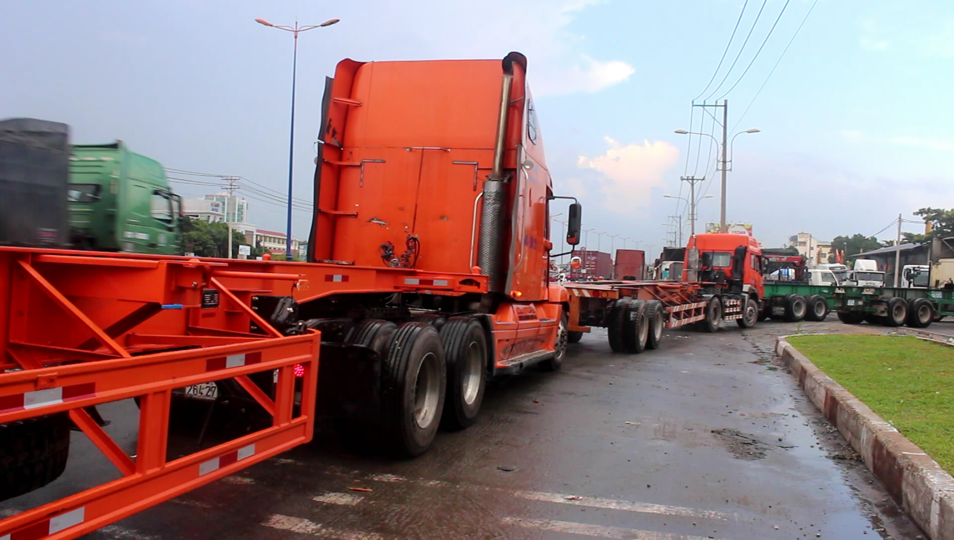Dòng xe container xếp hàng dài vào trạm đăng kiểm