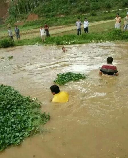 ... trong khi người d&acirc;n địa phương m&ograve; t&igrave;m đứa trẻ mất t&iacute;ch. Ảnh: The Nanfang