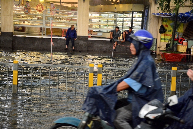 Nước ngập s&acirc;u, khiến cả tuyến đường như biến th&agrave;nh &ldquo;s&ocirc;ng&rdquo;