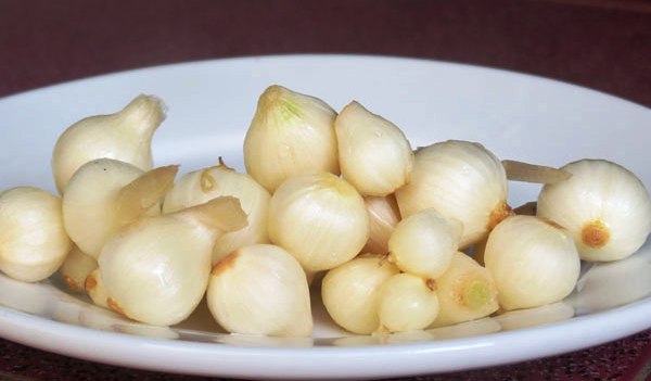 H&agrave;nh tăm v&agrave; l&aacute; rau khoai l&agrave; hai thứ kh&ocirc;ng thể thiếu cho m&oacute;n ăn n&agrave;y