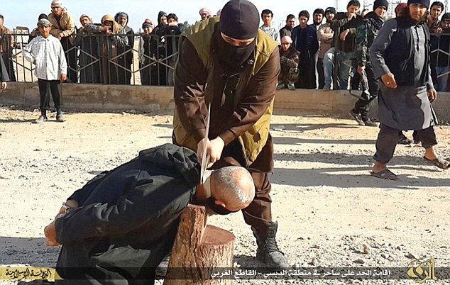 C&aacute;c th&agrave;nh vi&ecirc;n Hisbah thường c&ocirc;ng khai chặt đầu t&ugrave; nh&acirc;n. Ảnh: Daily Mail