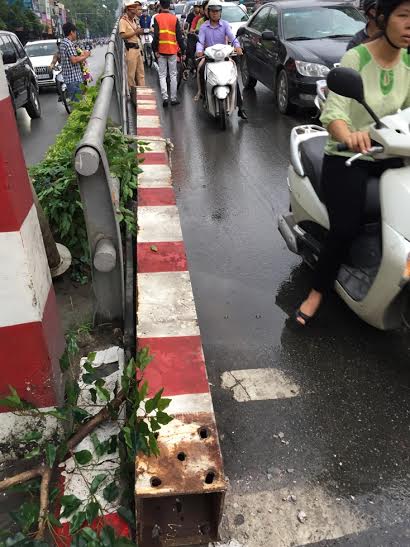 Thanh sắt được lực lượng chức năng kéo vào s&aacute;t th&agrave;nh cầu vượt