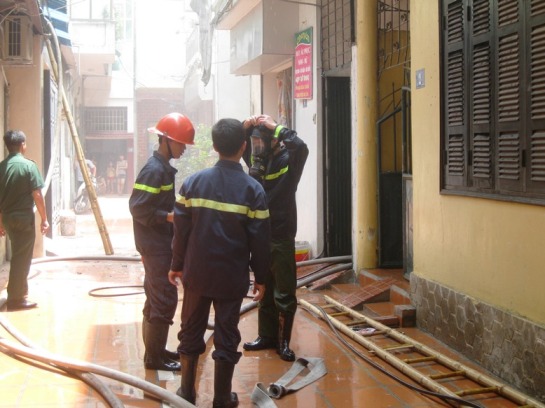 Chi&ecirc;́n sỹ cảnh sát PCCC dùng mặt nạ ch&ocirc;́ng khói đ&ecirc;̉ ti&ecirc;́p c&acirc;̣n hi&ecirc;̣n trường