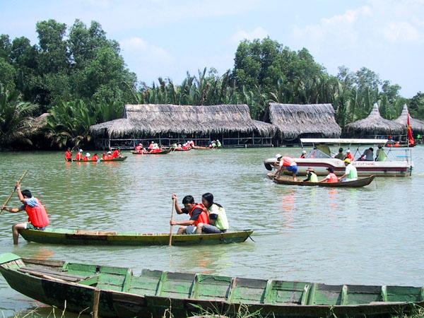 Du kh&aacute;ch trải nghiệm c&aacute;c hoạt động thể thao dưới nước khi đến khu du lịch B&ograve; Cạp V&agrave;ng - Ảnh: thegioihinhanh.com