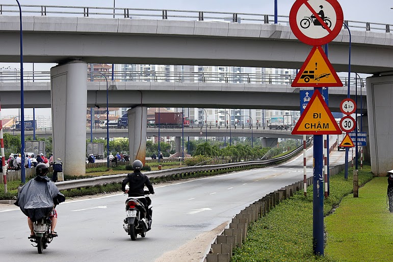 Nhiều người điều khiển xe m&aacute;y thản nhi&ecirc;n vi phạm, phớt lờ 2 biển b&aacute;o cấm xe m&aacute;y chỉ c&aacute;ch nhau 20 m